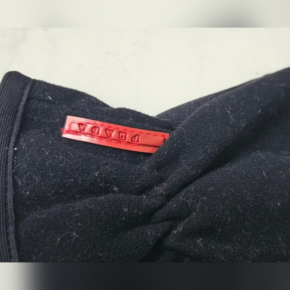 Authentic Prada Black Fleece Gloves with Red Logo Tag - Picture 2 of 8